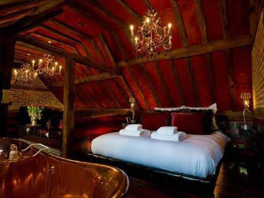 Crazy Bear Beaconsfield Hotell Exteriör bild The bedroom