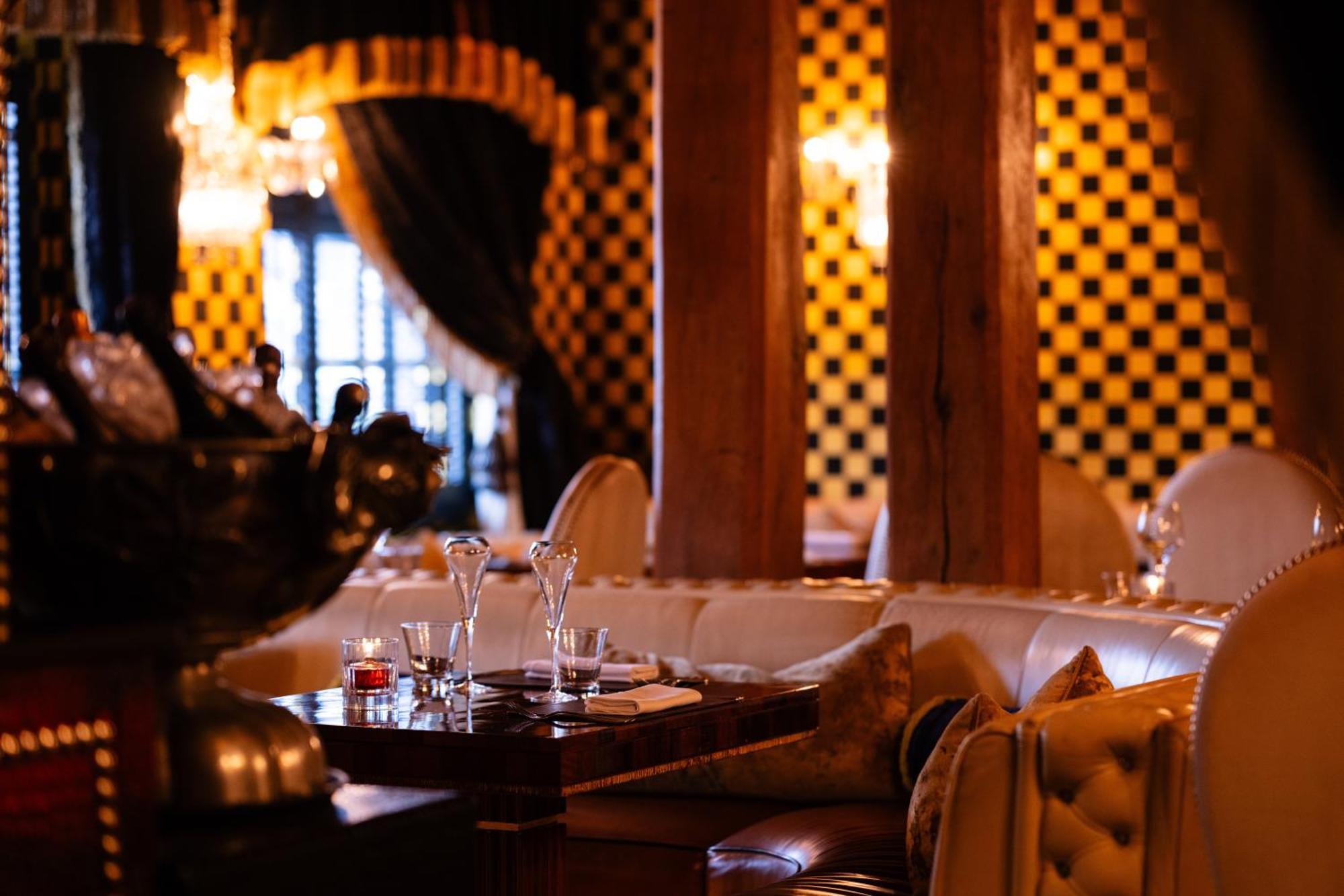 Crazy Bear Beaconsfield Hotell Exteriör bild Interior of the restaurant