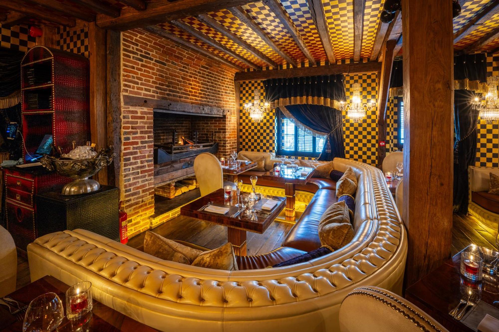 Crazy Bear Beaconsfield Hotell Exteriör bild Interior of the restaurant
