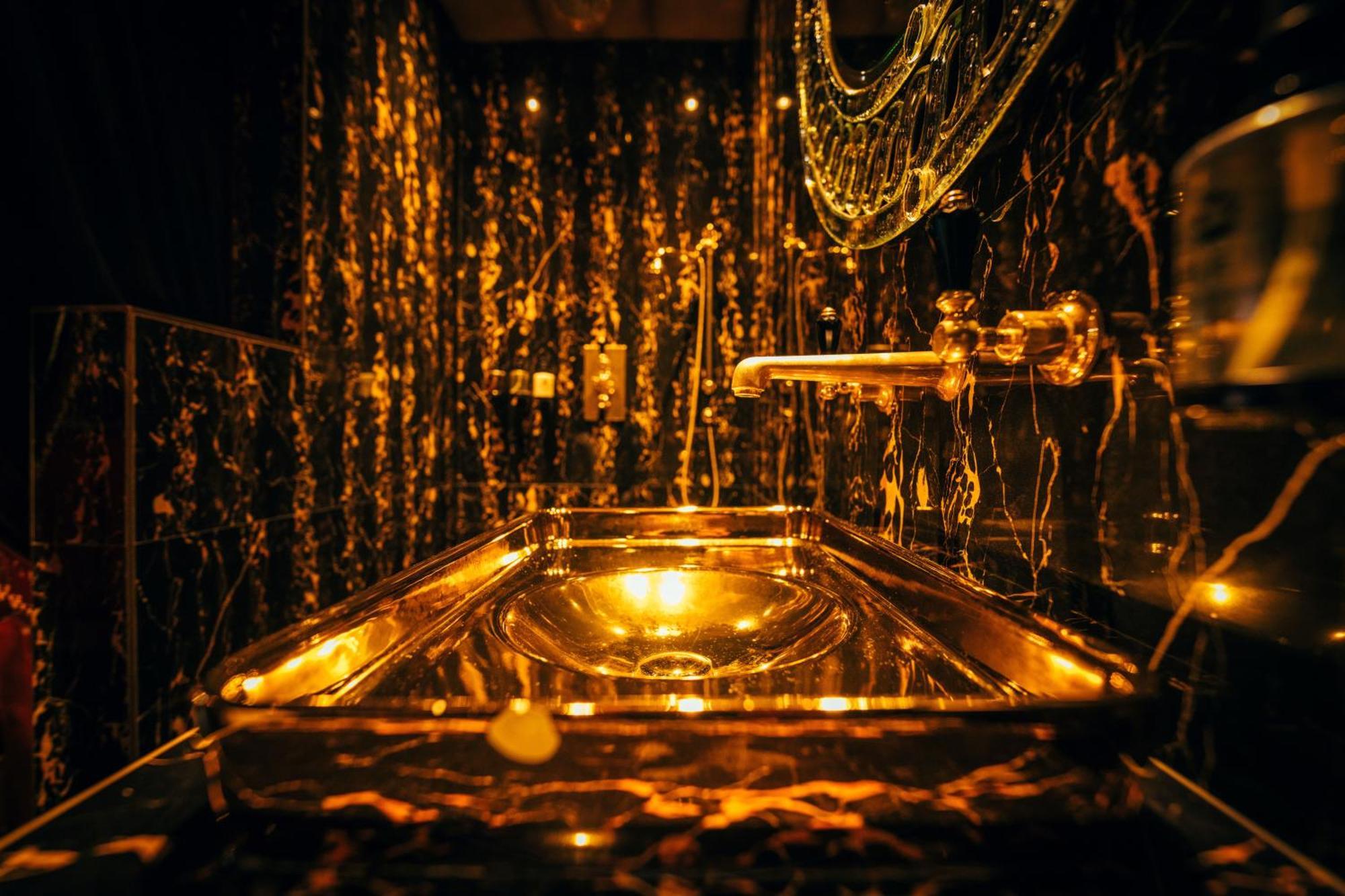 Crazy Bear Beaconsfield Hotell Exteriör bild The Golden Hall