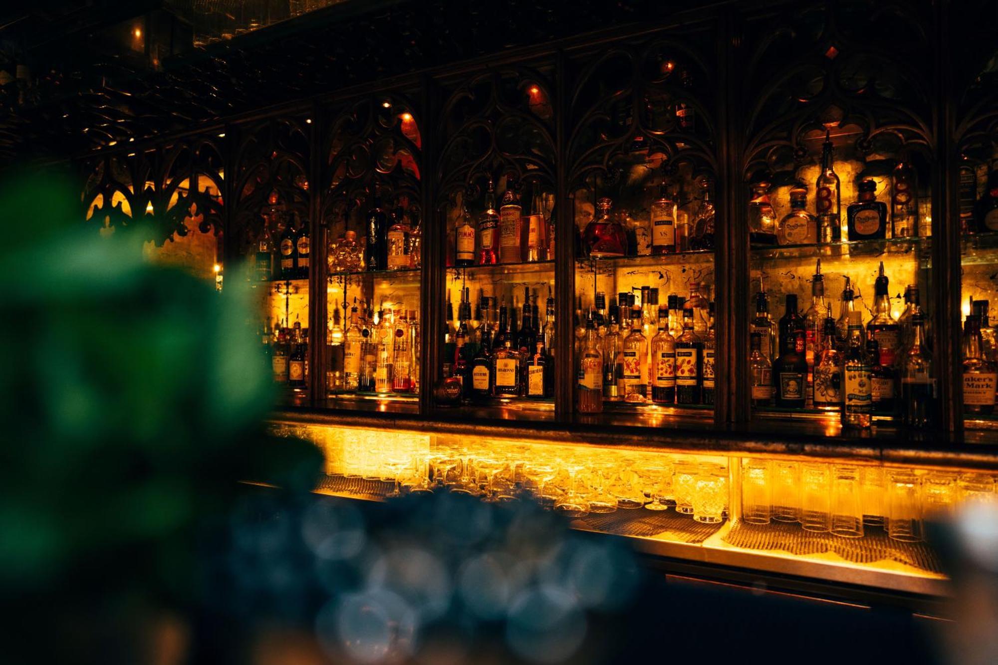 Crazy Bear Beaconsfield Hotell Exteriör bild The bar at the 21 Club