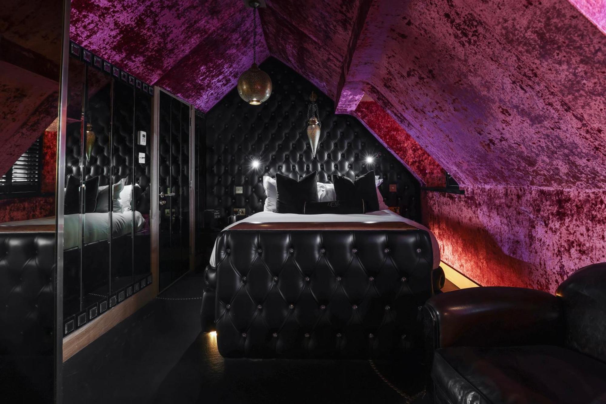 Crazy Bear Beaconsfield Hotell Exteriör bild
