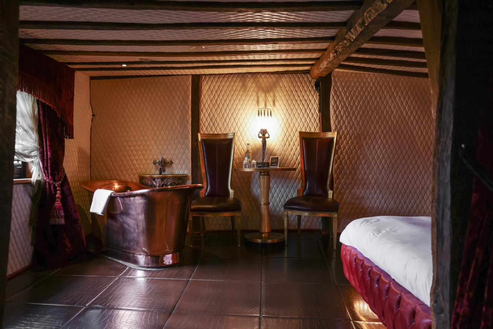 Crazy Bear Beaconsfield Hotell Exteriör bild