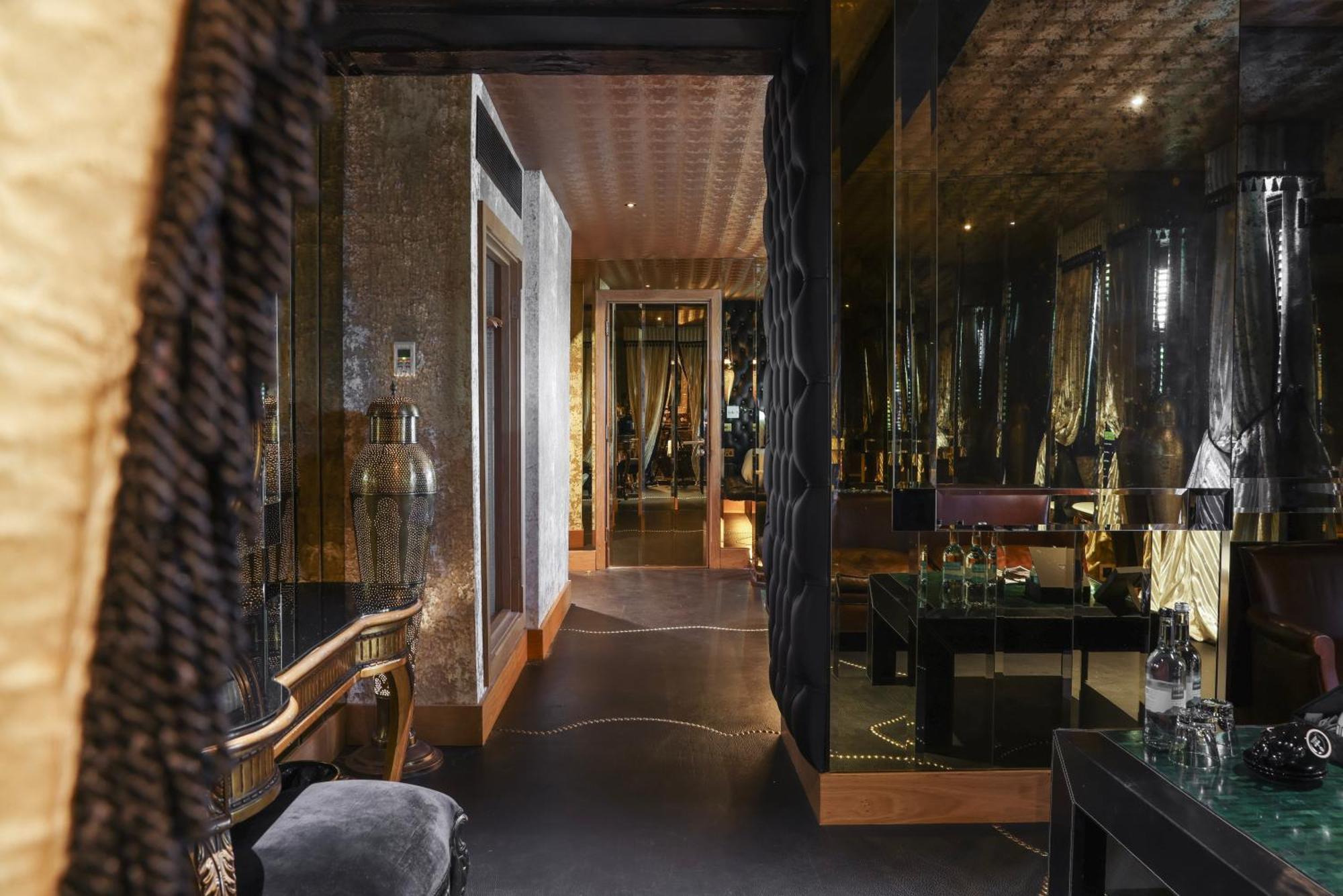 Crazy Bear Beaconsfield Hotell Exteriör bild
