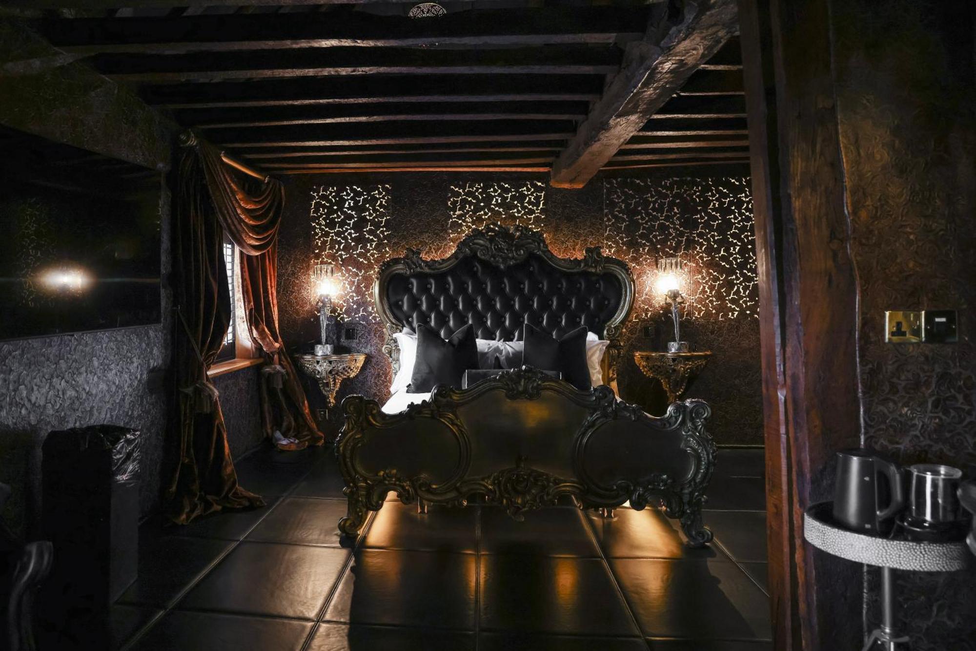 Crazy Bear Beaconsfield Hotell Exteriör bild