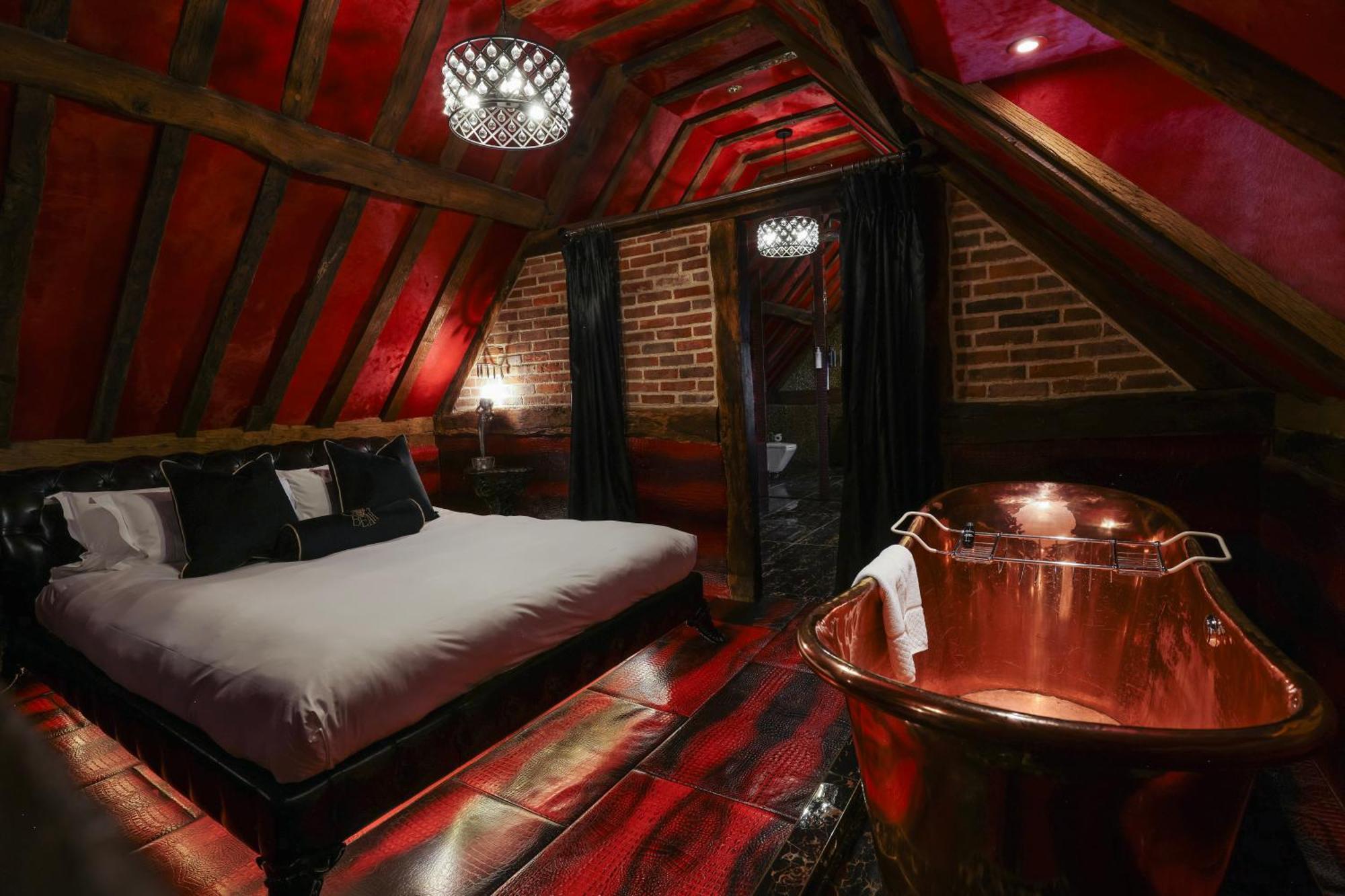 Crazy Bear Beaconsfield Hotell Exteriör bild