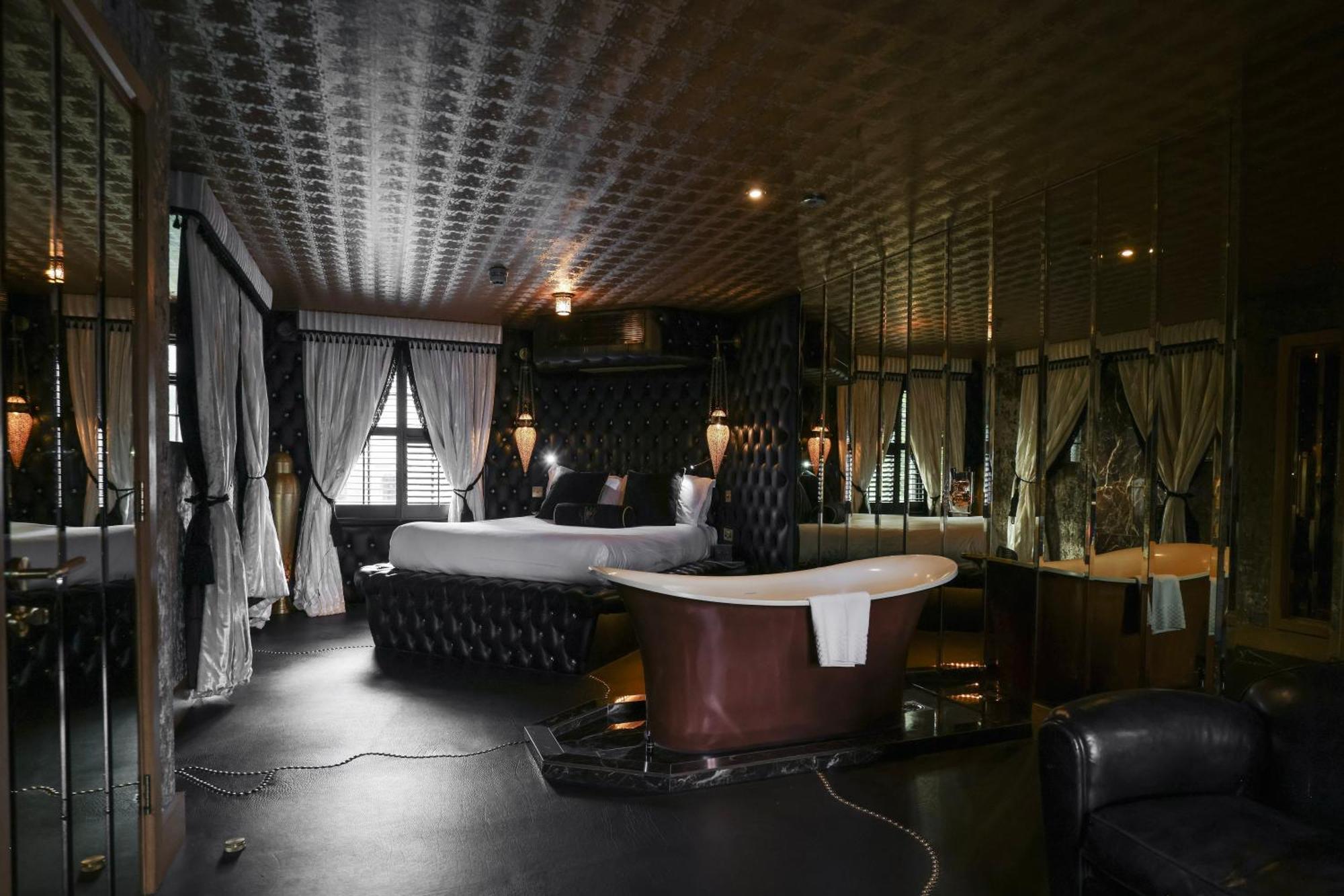 Crazy Bear Beaconsfield Hotell Exteriör bild
