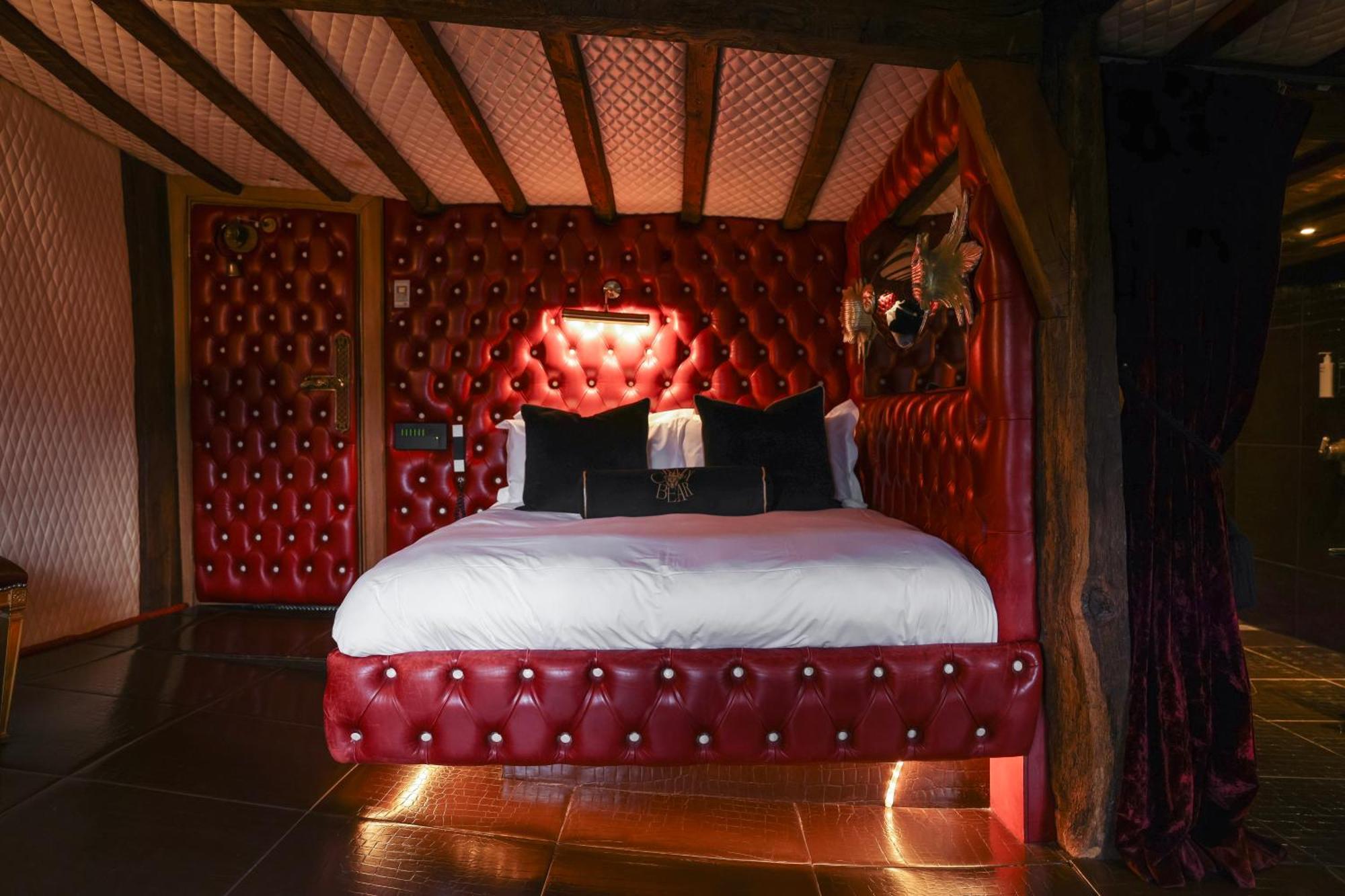 Crazy Bear Beaconsfield Hotell Exteriör bild