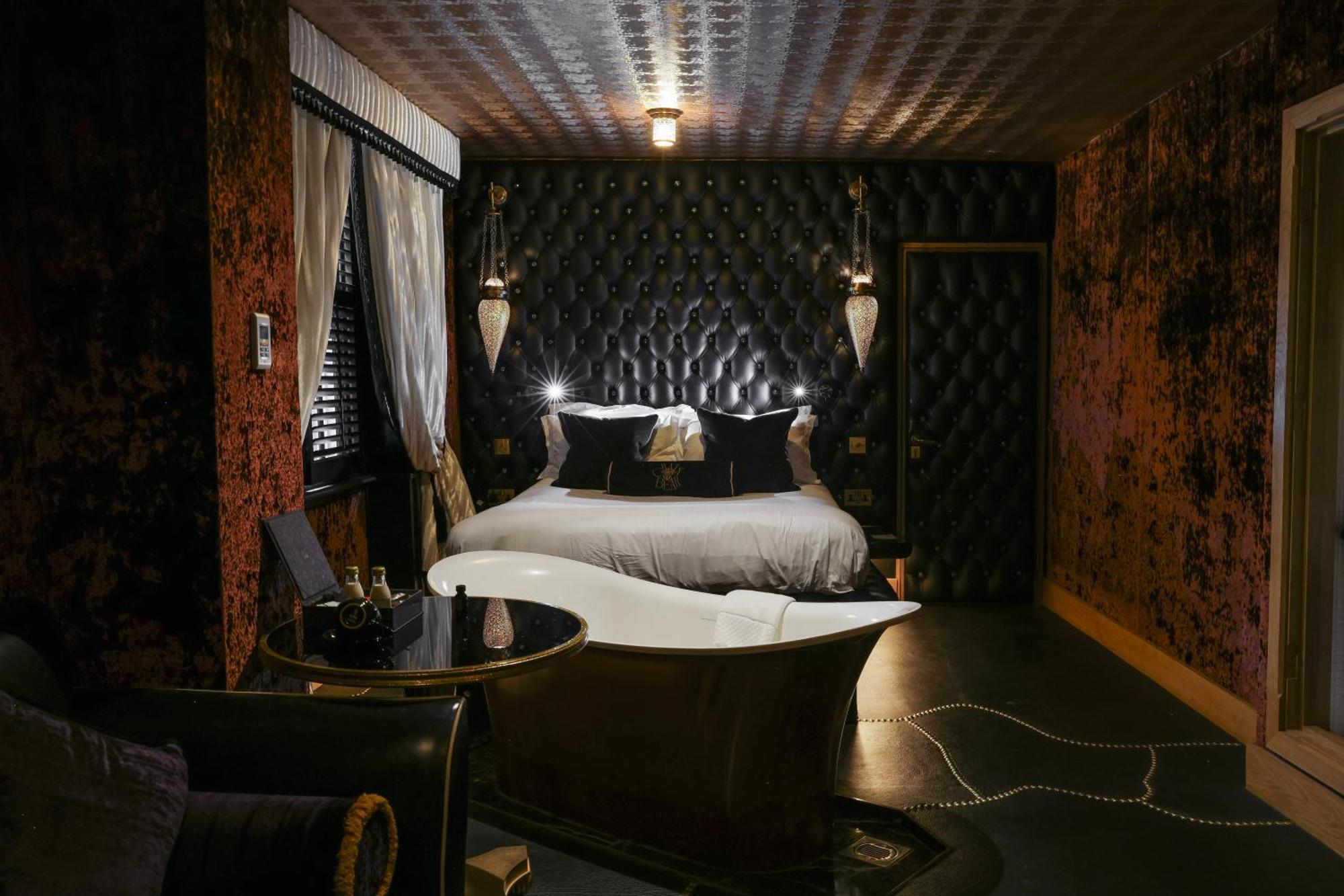 Crazy Bear Beaconsfield Hotell Exteriör bild