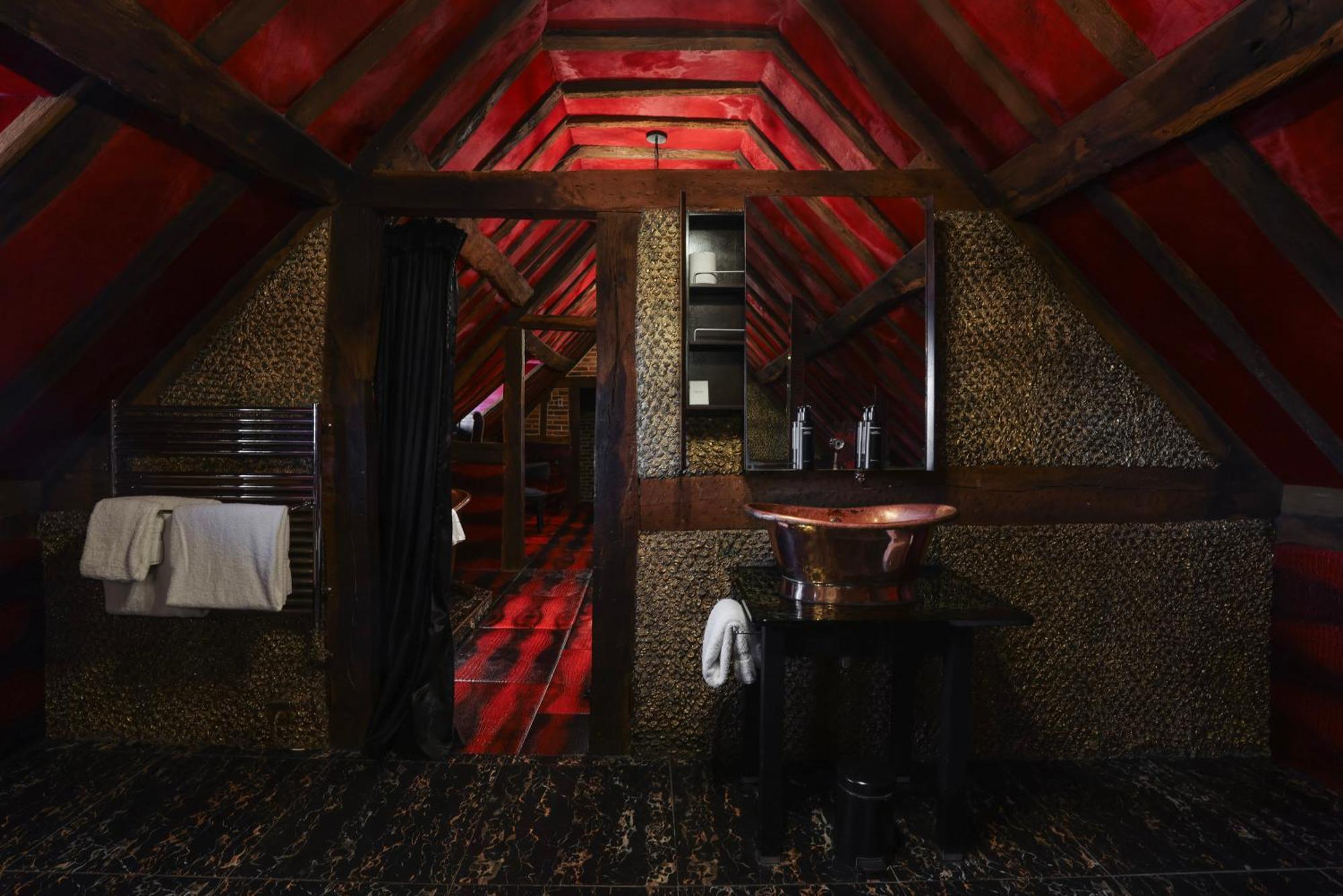 Crazy Bear Beaconsfield Hotell Exteriör bild