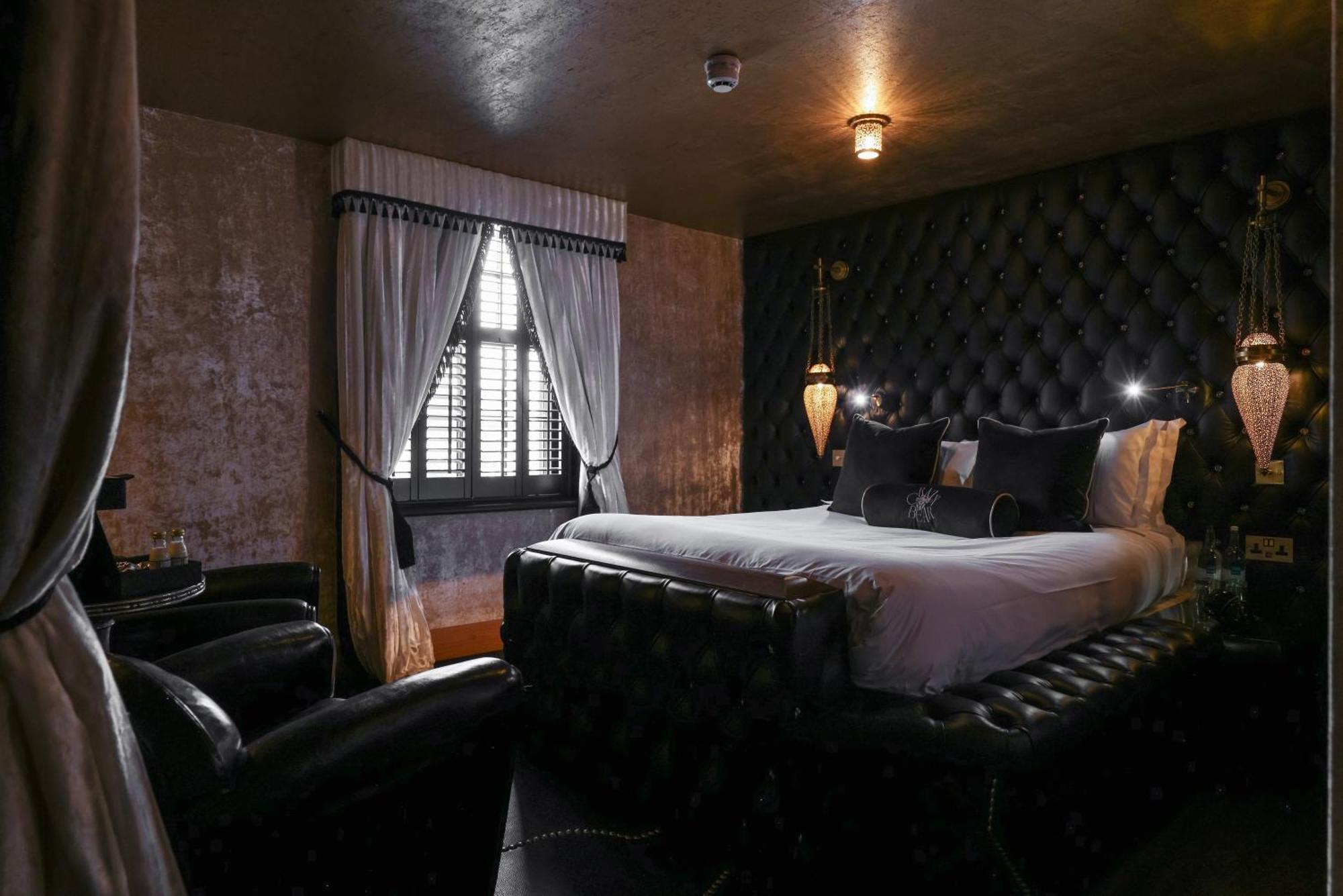 Crazy Bear Beaconsfield Hotell Exteriör bild
