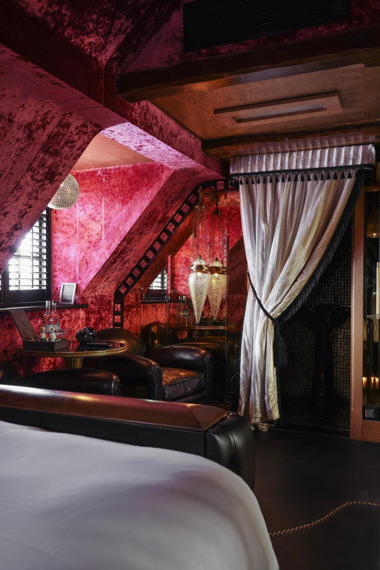 Crazy Bear Beaconsfield Hotell Exteriör bild