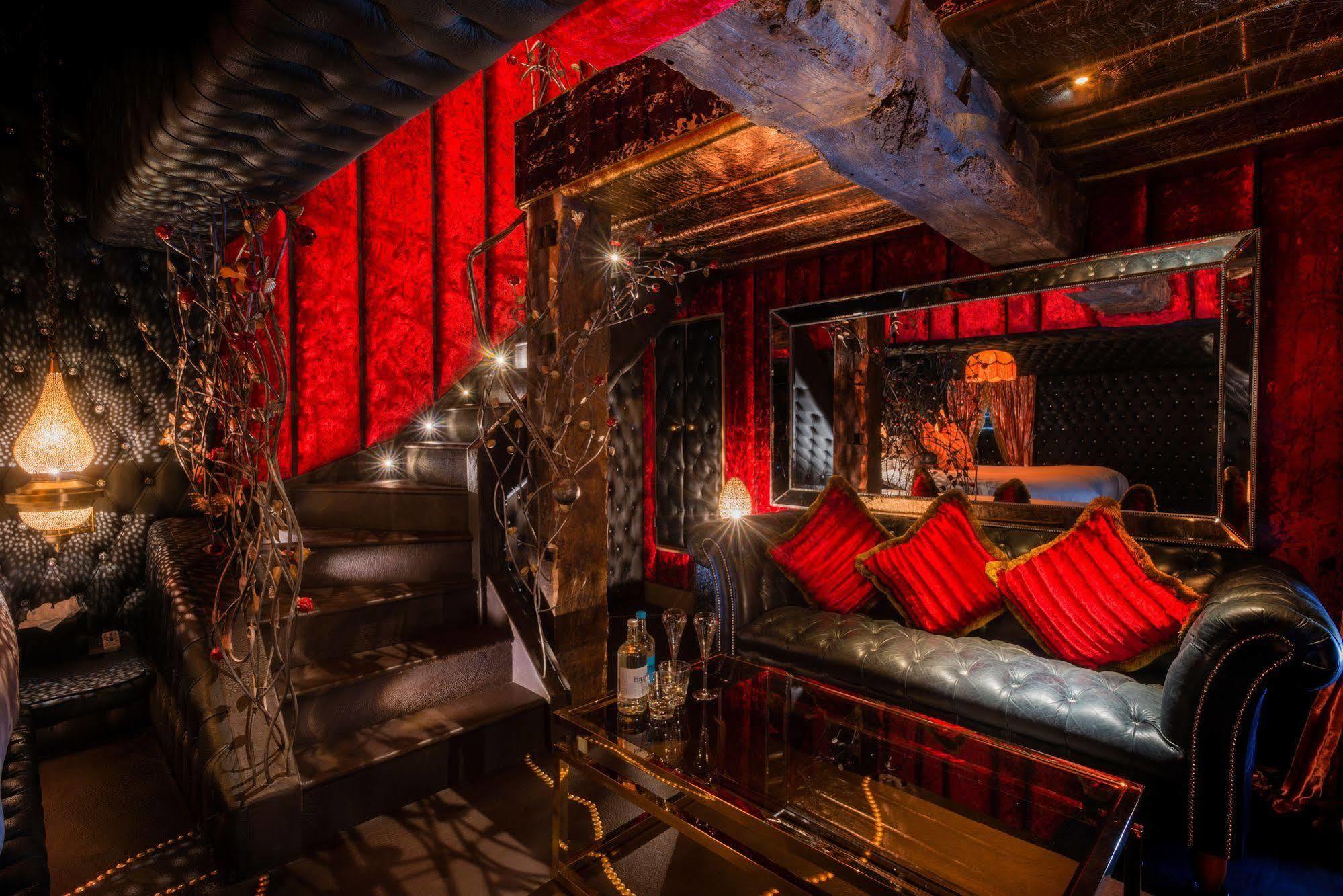 Crazy Bear Beaconsfield Hotell Exteriör bild Interior of the nightclub