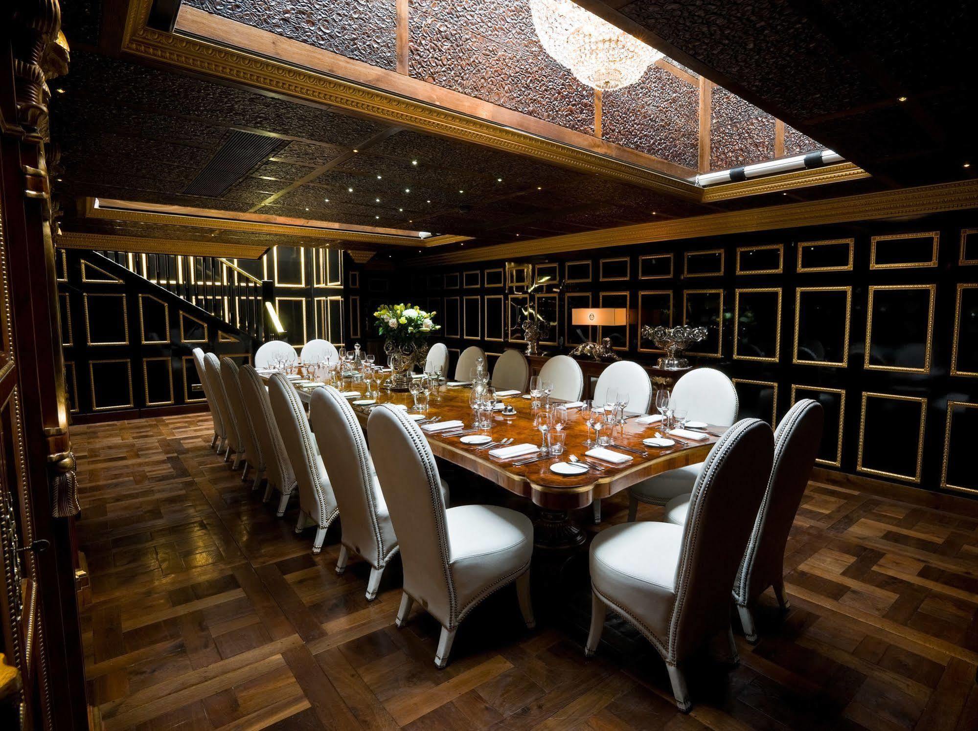 Crazy Bear Beaconsfield Hotell Exteriör bild The interior of the restaurant