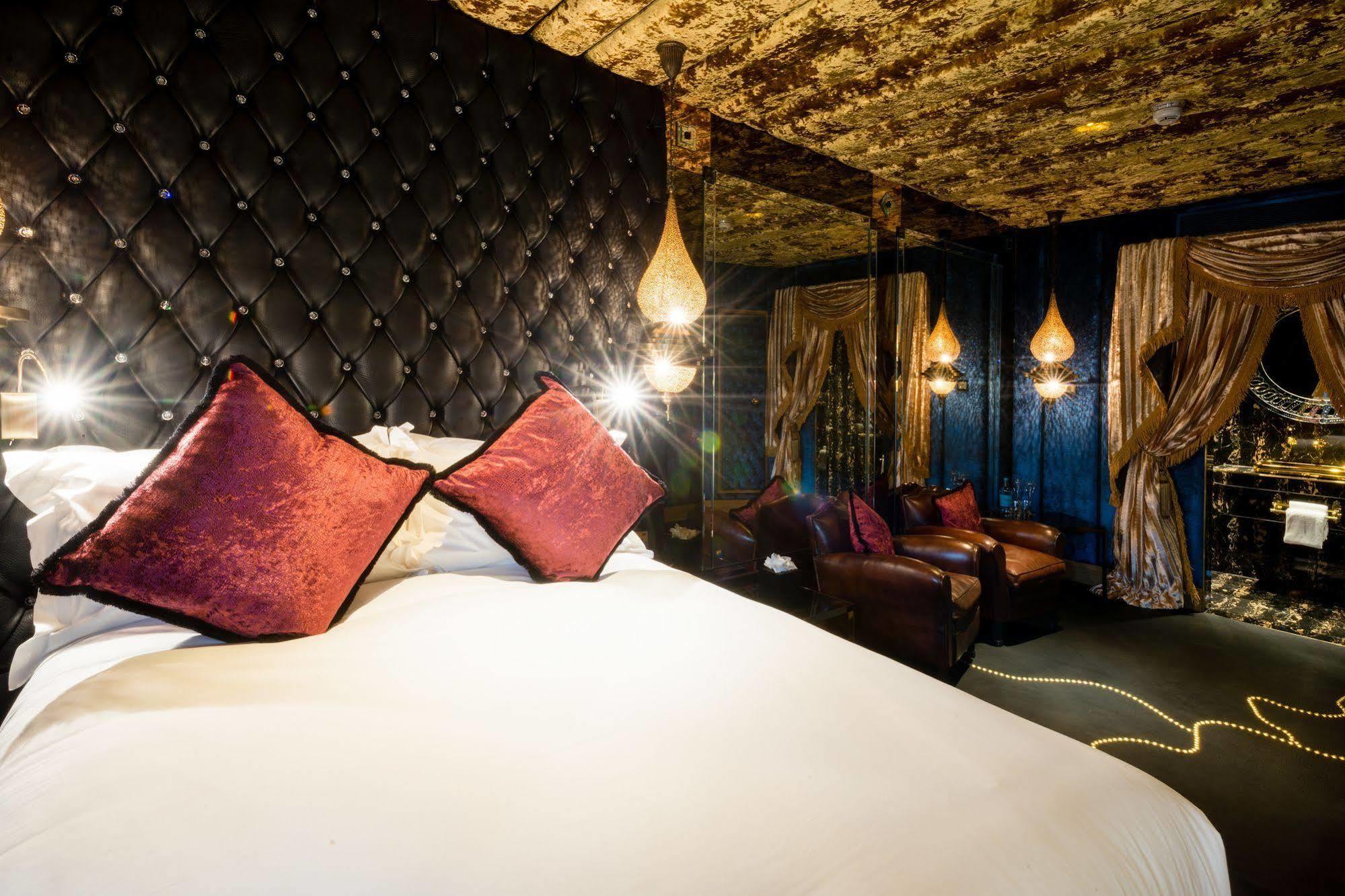 Crazy Bear Beaconsfield Hotell Exteriör bild The Gold Suite